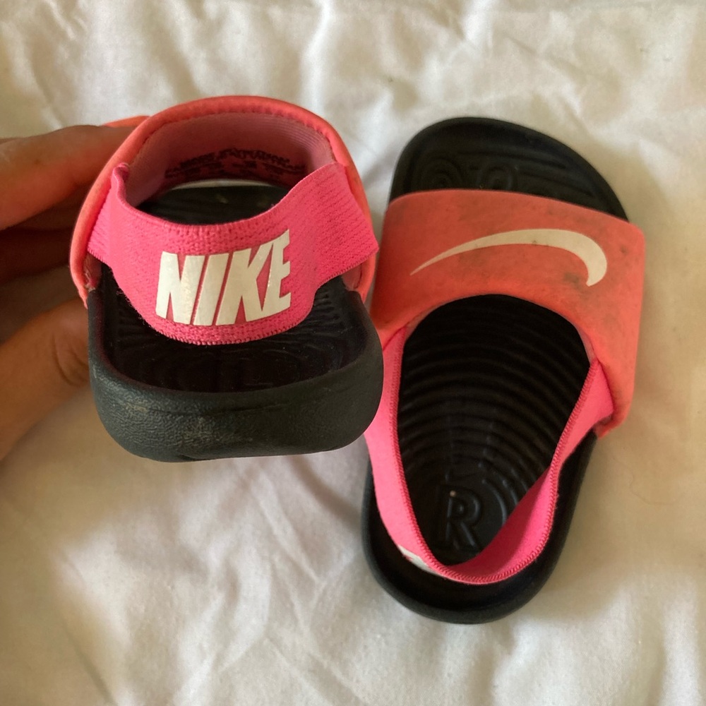Pink flip flop Nike 5C